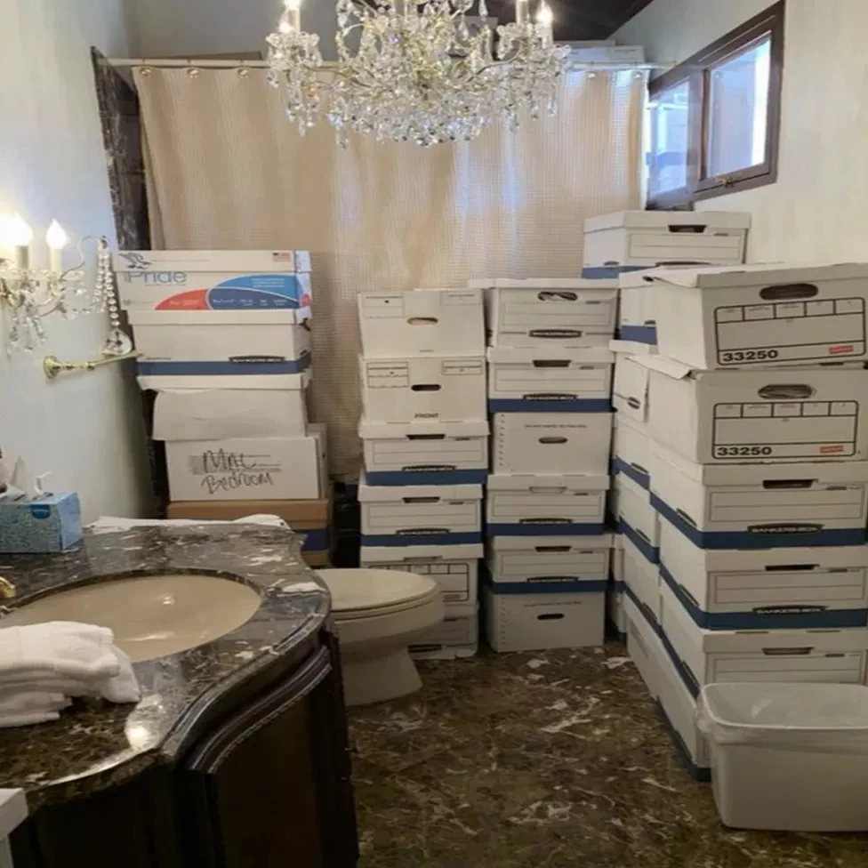 Các hộp tài liệu được đặt trong phòng tắm, tại dinh thự Mar-a-Lago của ông Trump. Ảnh: BỘ TƯ PHÁP MỸ