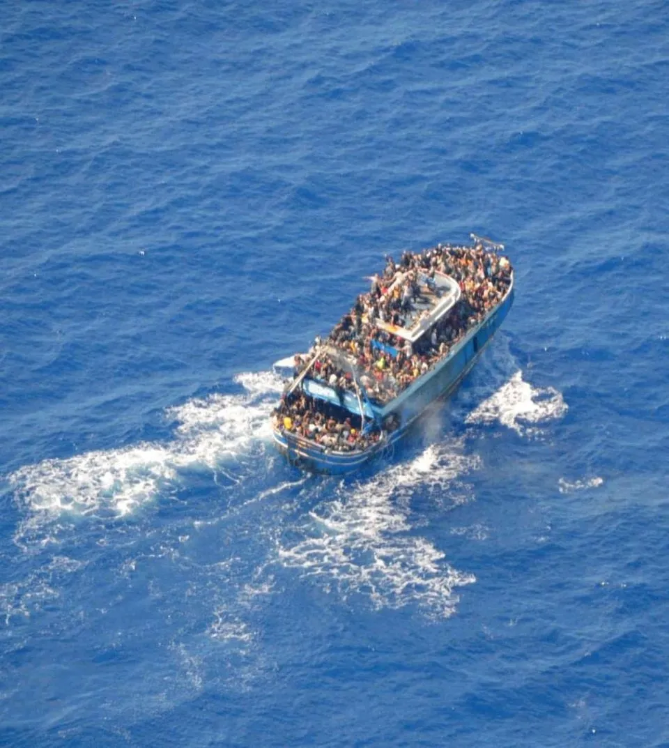 Những người di cư trên chiếc thuyền ngoài khơi Hy Lạp. Ảnh: LỰC LƯỢNG BẢO VỆ BỜ BIỂN HY LẠP