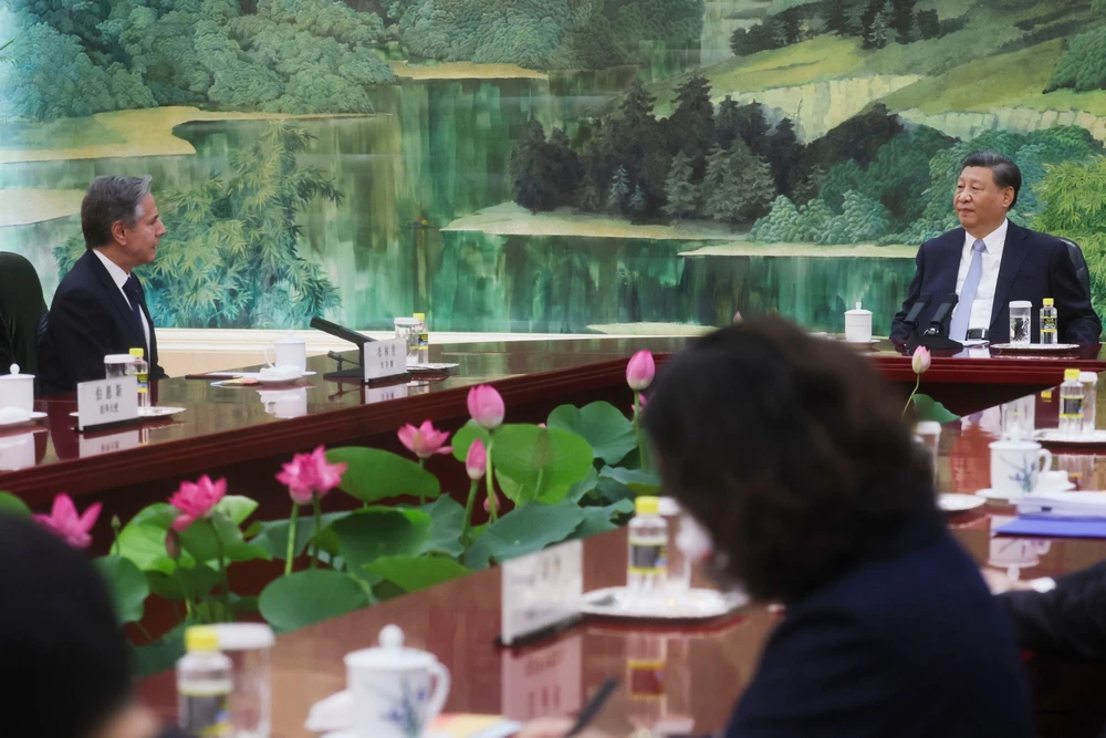 Chủ tịch TQ Tập Cận Bình (trái) tiếp Ngoại trưởng Mỹ Antony Blinken tại Đại lễ đường Nhân dân ở thủ đô Bắc Kinh (TQ) ngày 19-6. Ảnh: BBC