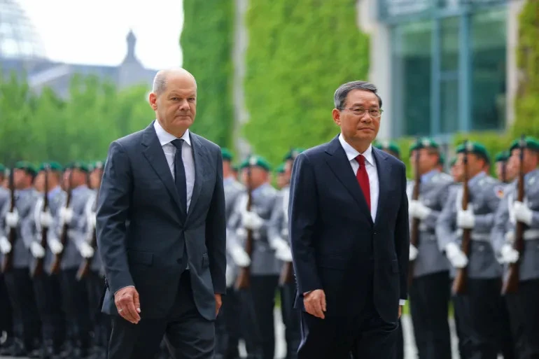 Thủ tướng Đức Olaf Scholz (trái) đón tiếp Thủ tướng Trung Quốc Lý Cường tại thủ đô Berlin (Đức) ngày 20-6. Ảnh: REUTERS
