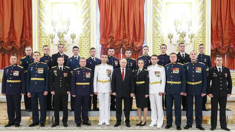 Tổng thống Nga Vladimir Putin và học viên học viện quân sự Nga tại Điện Kremlin (thủ đô Moscow, Nga) ngày 21-6. Ảnh: ĐIỆN KREMLIN