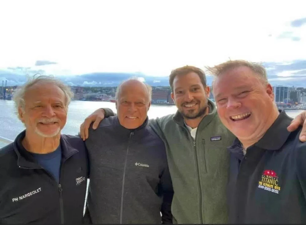 Ông Paul-Henri Nargeolet (ngoài cùng bên trái) đứng cạnh ông Fred Hagen trong một bức ảnh chụp vào tháng 7-2021. Ảnh: FRED HAGEN