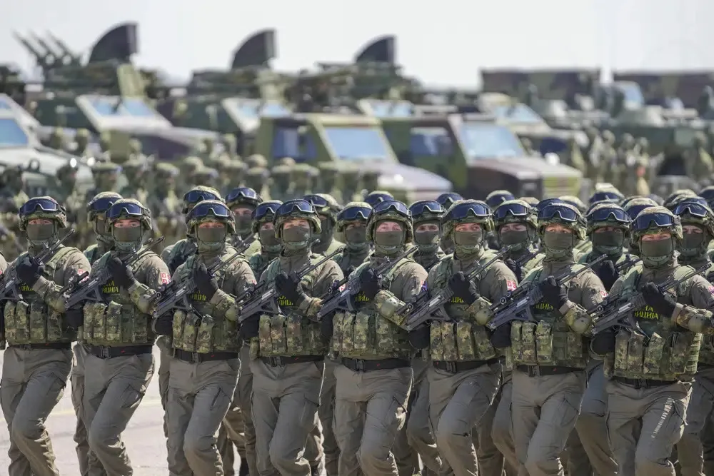 Các binh sĩ Serbia trong một cuộc tập trận hồi tháng 4. Ảnh: AP Các binh sĩ Serbia trong một cuộc tập trận hồi tháng 4. Ảnh: AP