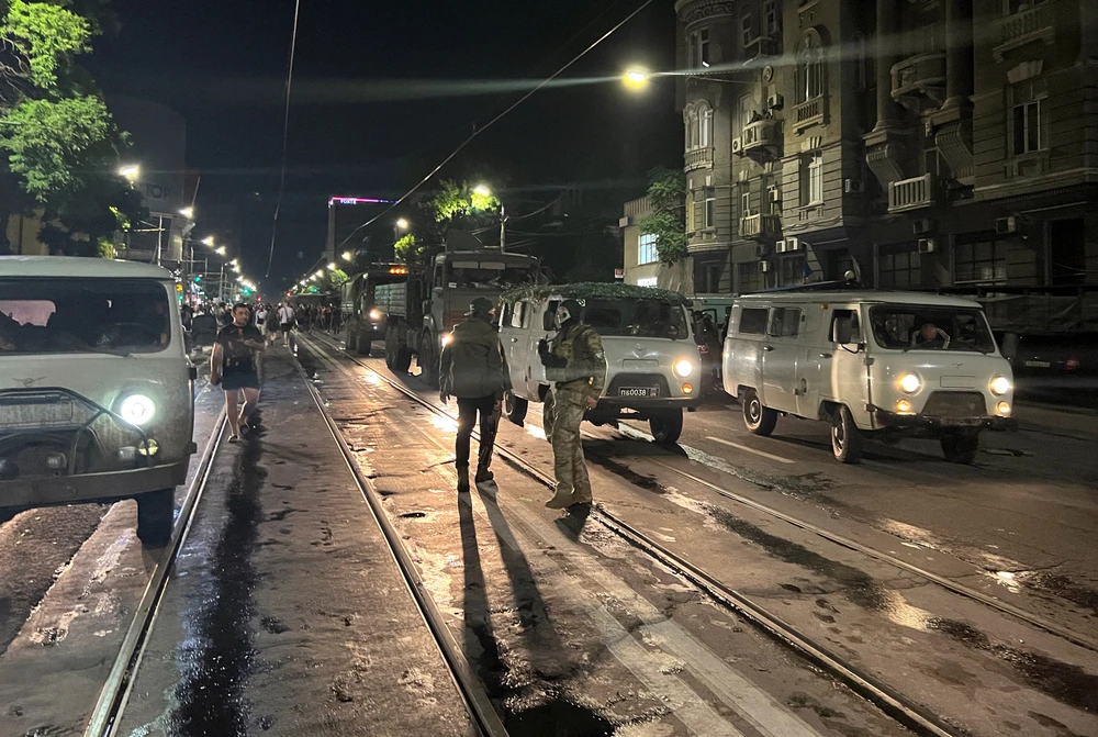 Lính Wagner chuẩn bị rút khỏi trụ sở Quân khu phía Nam Nga ở TP Rostov để trở về căn cứ ngày 24-6. Ảnh: REUTERS Lính Wagner chuẩn bị rút khỏi trụ sở Quân khu phía Nam Nga ở TP Rostov để trở về căn cứ ngày 24-6. Ảnh: REUTERS