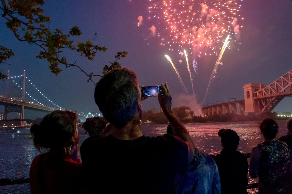 Người dân xem pháo hoa ở thành phố New York hôm 29-6. Ảnh: AP