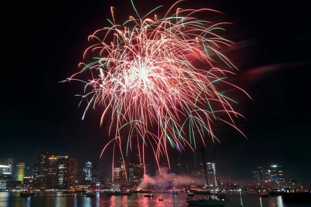 Pháo hoa ở cảng Boston (Mỹ) hôm 1-7. Ảnh: AP