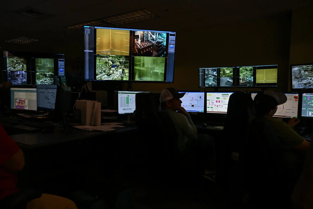 Công nhân tại kho vũ khí Blue Grass giám sát các robot phá hủy vũ khí hóa học. Ảnh: THE NEW YORK TIMES