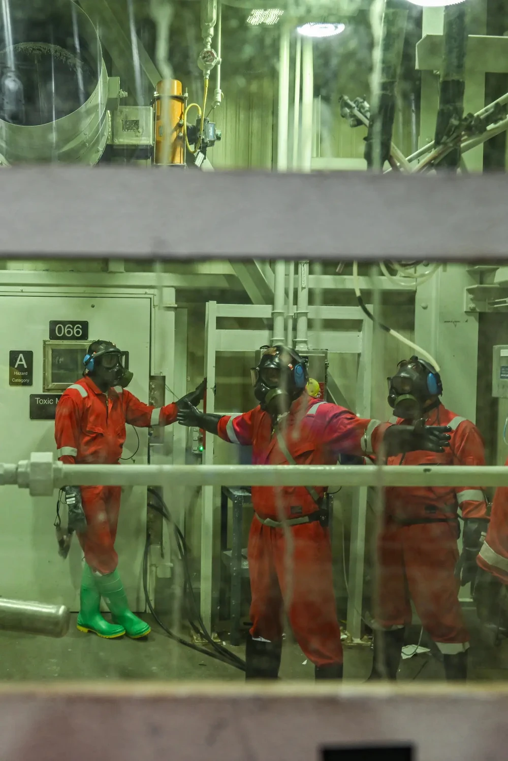 Công nhân tại kho Blue Grass được kiểm tra để đảm bảo không còn dư lượng hóa chất trên người sau khi xử lý vũ khí. Ảnh: THE NEW YORK TIMES