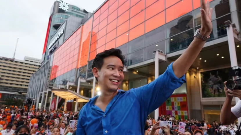 Ông Pita Limjaroenrat - ứng viên đại diện đảng Tiến bước tranh cử chức thủ tướng Thái Lan - trong buổi mít tinh cảm ơn cử tri vào ngày 9-7. Ảnh: AFP