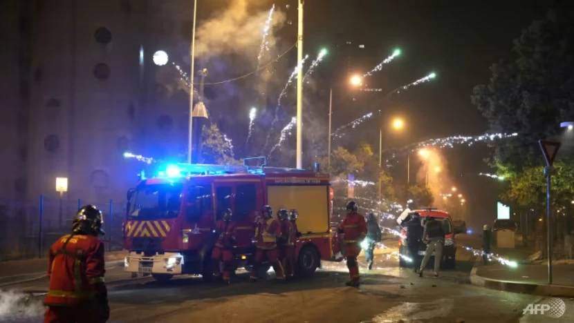 Pháo hoa được sử dụng như một loại vũ khí trong đợt bạo động vừa qua tại Pháp. Ảnh: AFP