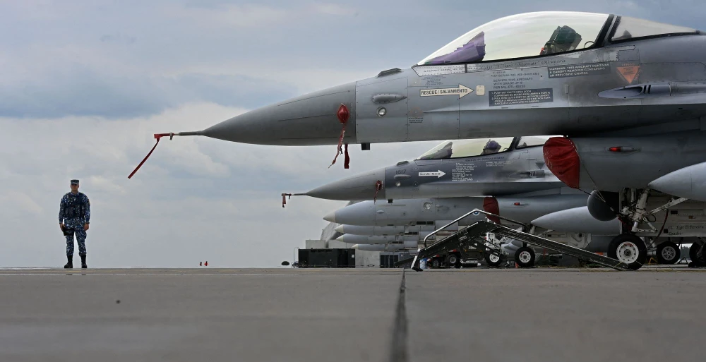 Máy bay chiến đấu F-16 trên đường băng của một căn cứ ở Lithuania, trong một cuộc tập trận gần đây của NATO. Ảnh: AFP