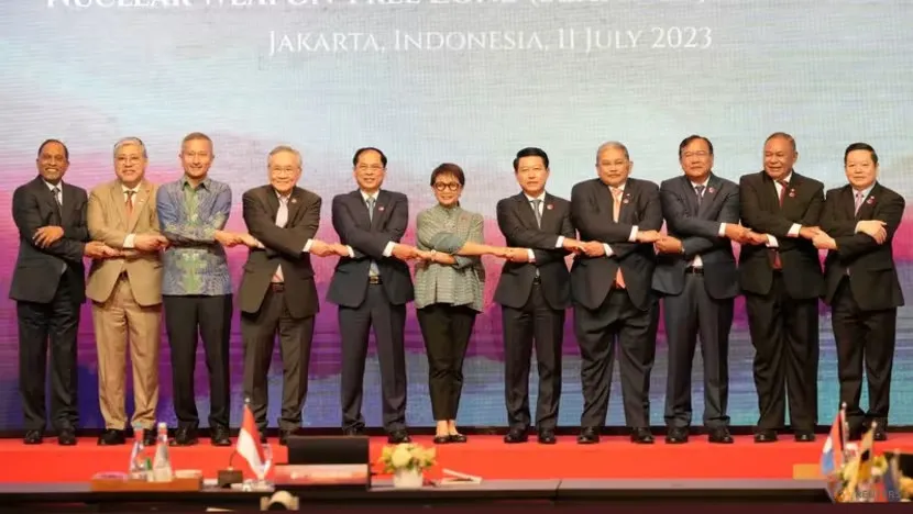Các nhà ngoại giao ASEAN dự phiên họp toàn thể Hội nghị Bộ trưởng Ngoại giao ở thủ đô Jakarta (Indonesia) ngày 11-7. Ảnh: REUTERS Các nhà ngoại giao ASEAN dự phiên họp toàn thể Hội nghị Bộ trưởng Ngoại giao ở thủ đô Jakarta (Indonesia) ngày 11-7. Ảnh: REUTERS