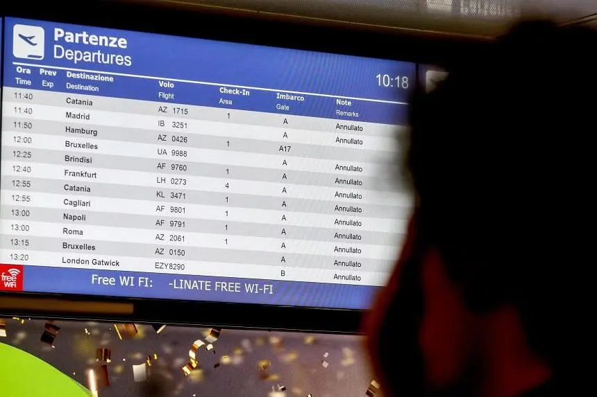 Bảng hiển thị các chuyến bay bị hủy tại sân bay Linate, Milan (Ý) vào ngày 15-7. Ảnh: EPA