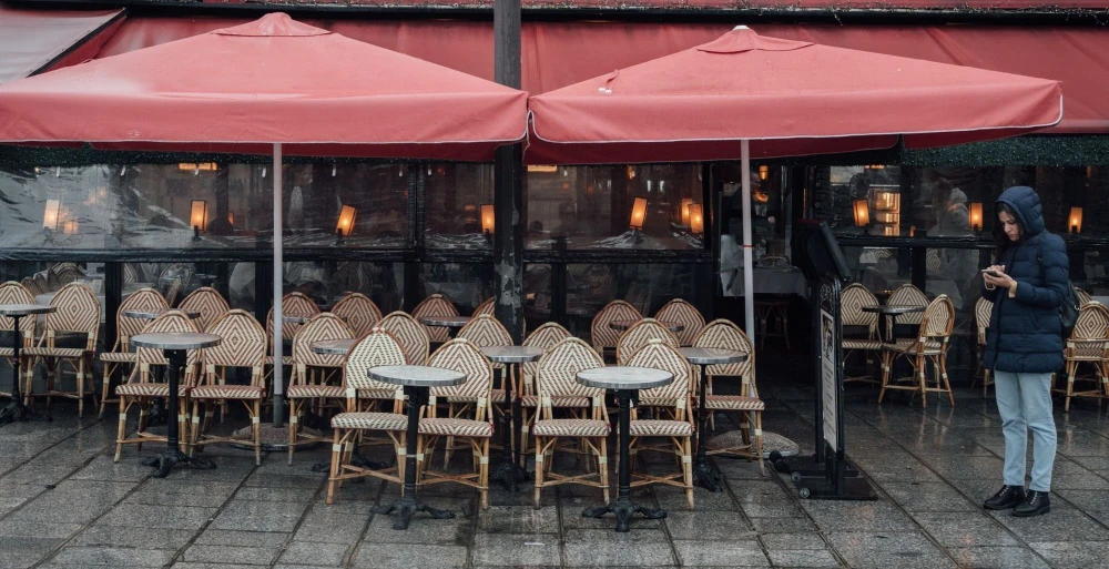 Một nhà hàng vắng khách ở thủ đô Paris (Pháp). Ảnh: BLOOMBERG Một nhà hàng vắng khách ở thủ đô Paris (Pháp). Ảnh: BLOOMBERG