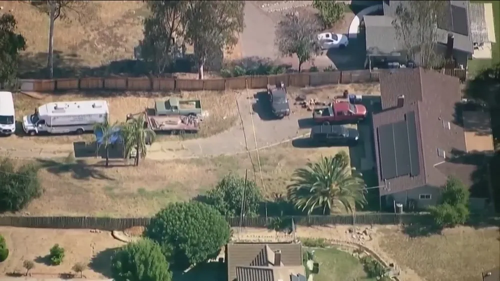 Khu vực ngôi nhà nơi đứa trẻ 3 tuổi nghịch súng bắn chết em gái 1 tuổi, tại vùng Fallbrook, quận San Diego, bang California (Mỹ), ngày 18-7. Ảnh: NBC NEWS Khu vực ngôi nhà nơi đứa trẻ 3 tuổi nghịch súng bắn chết em gái 1 tuổi, tại vùng Fallbrook, quận San Diego, bang California (Mỹ), ngày 18-7. Ảnh: NBC NEWS