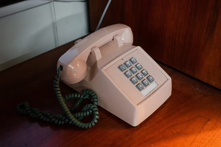 Chiếc điện thoại màu hồng nhạt, được đặt tại làng đình chiến liên Triều Bàn Môn Điếm. Ảnh: THE WALL STREET JOURNAL