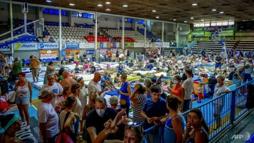 Khách du lịch và người dân địa phương qua đêm trong các phòng tập thể dục, trường học và trung tâm hội nghị khách sạn ở đảo Rhodes. Ảnh: AFP