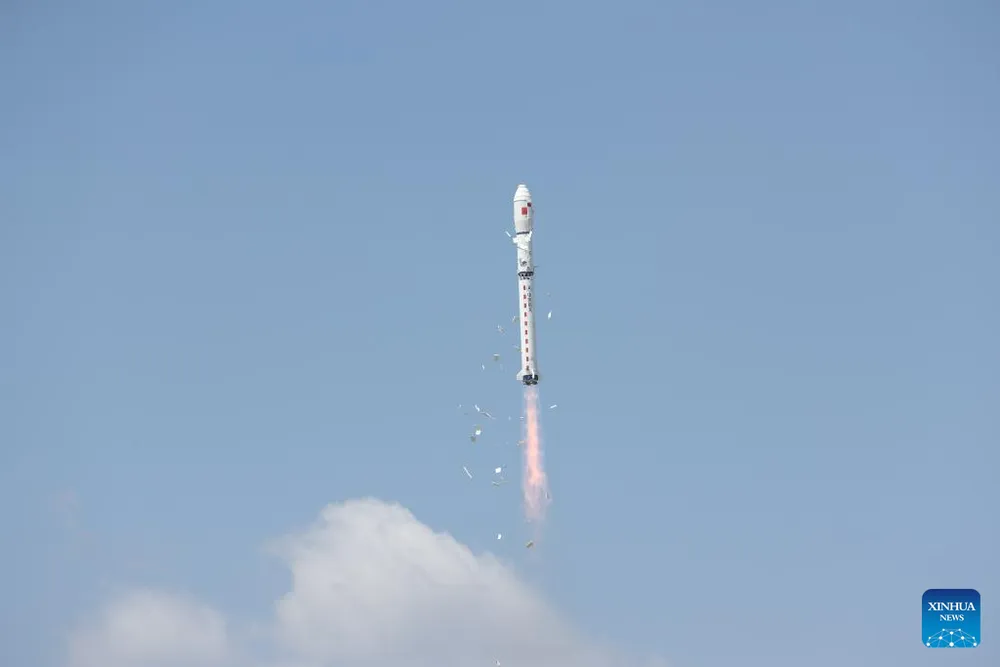 Tên lửa đẩy Trường Chinh-2D bay lên không trung, ngày 23-7. Ảnh: TÂN HOA XÃ