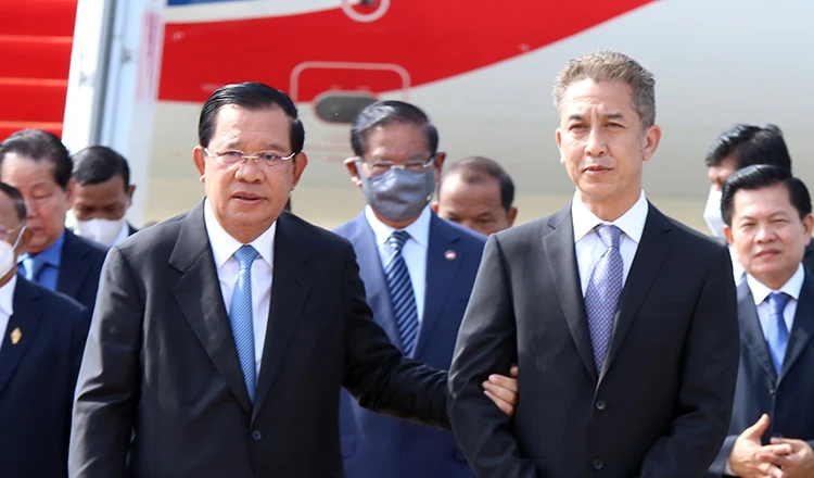 Thủ tướng Hun Sen (trái) nói chuyện với Hoàng thân Norodom Chakravuth - Chủ tịch FUNCINPEC hồi tháng 5. Ảnh: KHMER TIMES