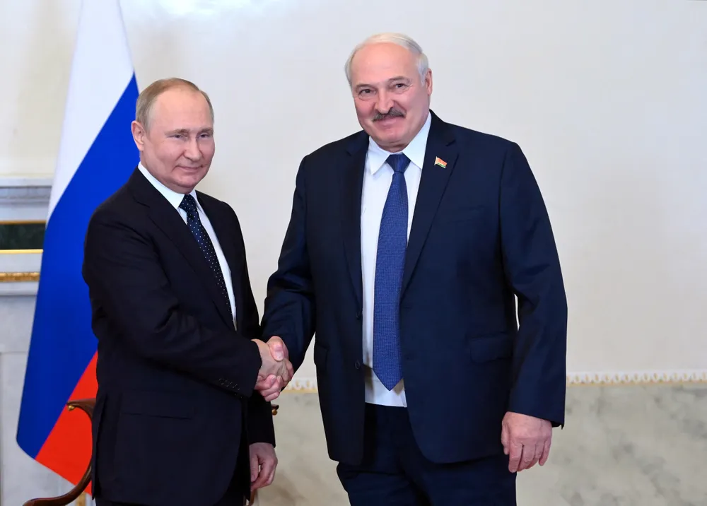 Tổng thống Nga Vladimir Putin (trái) và Tổng thống Belarus Alexander Lukashenko. Ảnh: REUTERS