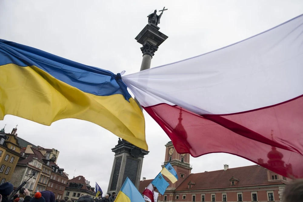 Cờ Ukraine(trái) và cờ Ba Lan. Ảnh: BLOOMBERG