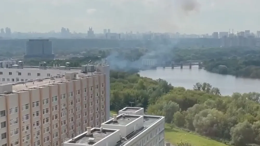 Khói bốc lên sau khi lực lượng phòng không của Nga bắn hạ một máy bay không người lái ở thủ đô Moscow, (Nga) ngày 11-8. Ảnh: REUTERS Khói bốc lên sau khi lực lượng phòng không của Nga bắn hạ một máy bay không người lái ở thủ đô Moscow, (Nga) ngày 11-8. Ảnh: REUTERS