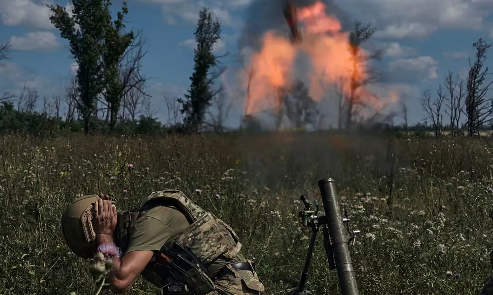 Một binh sĩ Ukraine bắn súng cối về phía các vị trí của Nga ở tiền tuyến gần TP Bakhmut, tỉnh Donetsk, miền đông Ukraine. Ảnh: AP Một binh sĩ Ukraine bắn súng cối về phía các vị trí của Nga ở tiền tuyến gần TP Bakhmut, tỉnh Donetsk, miền đông Ukraine. Ảnh: AP