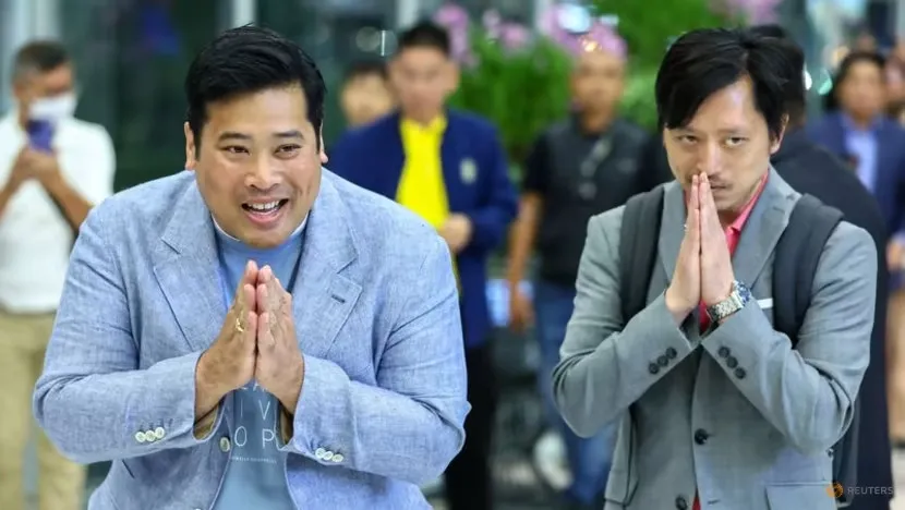 Ông Vacharaeson Vivacharawongse - con trai thứ hai (trái) và ông Chakriwat Vivacharawongse - con trai thứ ba của Vua Rama X của Thái Lan tại sân bay Suvarnabhumi, thủ đô Bangkok (Thái Lan) ngày 14-8. Ảnh: REUTERS