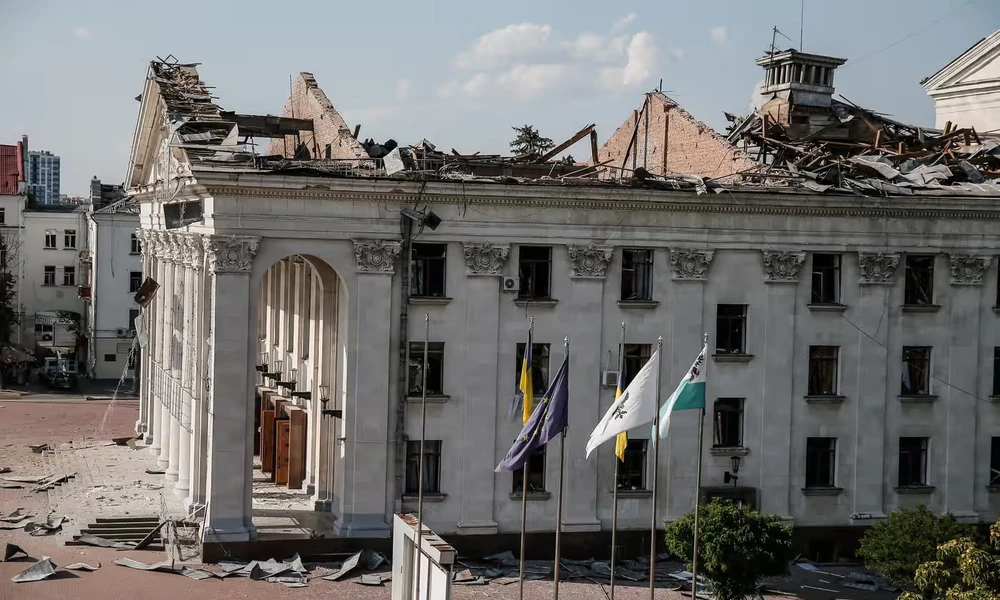 Nhà hát kịch ở TP Chernihiv, tỉnh Chernihiv (Ukraine) hư hại sau cuộc tấn công tên lửa ngày 19-8. Ảnh: EPA