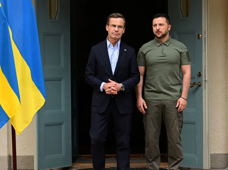 Tổng thống Ukraine Volodymyr Zelensky (phải) và Thủ tướng Thụy Điển Ulf Kristersson tại khu nghỉ dưỡng Harpsund, hạt Södermanland (Thụy Điển) ngày 19-8. Ảnh: REUTERS