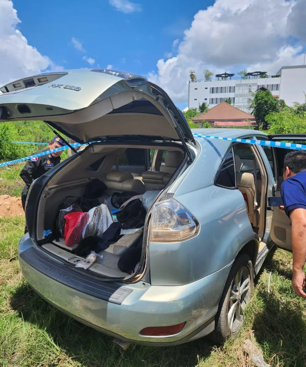 Chiếc xe nghi do các đối tượng cướp ngục sử dụng được tìm thấy ở ngoại ô TP Siem Reap (Campuchia). Ảnh: KHMER TIMES