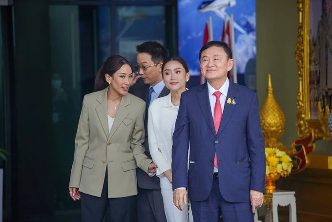Ông Thaksin Shinawatra và 3 người con của ông tại sân bay Don Muang, thủ đô Bangkok (Thái Lan) ngày 22-8. Ảnh: TWITTER