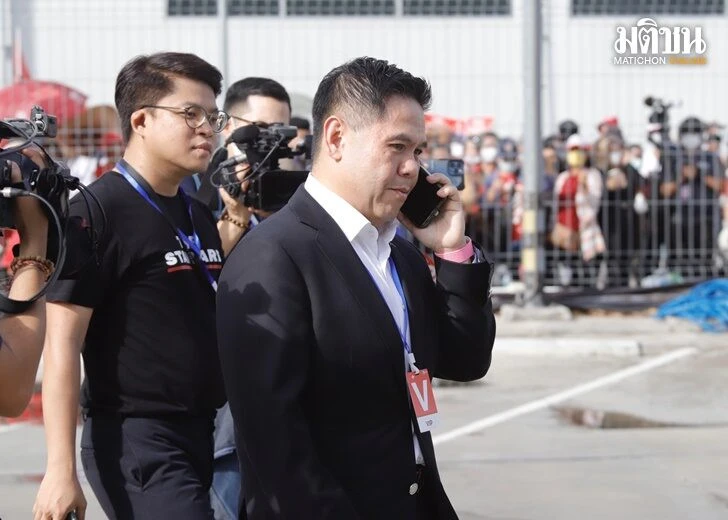 Lãnh đạo đảng Chart Thai Pattana và cũng là Bộ trưởng Bộ Tài nguyên Thái Lan - ông Varawut Silpa-archa ra đón ông Thaksin Shinawatra tại sân bay Don Muang, thủ đô Bangkok (Thái Lan) ngày 22-8. Ảnh: KHAOSOD