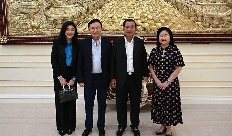 (từ trái) Cựu Thủ tướng Thái Lan Yingluck Shinawatra; cựu Thủ tướng Thái Lan Thaksin Shinawatra; Thủ tướng Campuchia Hun Sen và phu nhân trong tiệc sinh nhật của ông Hun Sen tại thủ đô PhnomPenh (Campuchia) ngày 5-8. Ảnh: KHMER TIMES