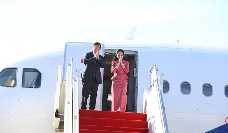 Thủ tướng Campuchia Hun Manet và phu nhân Pich Chanmony khởi hành tới Indonesia dự Hội nghị cấp cao ASEAN lần 43 ngày 4-9. Ảnh: KHMER TIMES