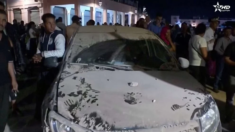 Một chiếc ô tô phủ đầy bụi sau trận động đất ở TP Marrakech, Morocco ngày 9-9. Ảnh: AP