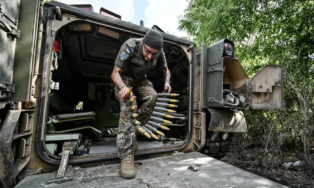 Một binh sĩ Ukraine chiến đấu tại làng Robotyne, tỉnh Zaporizhia, Ukraine. Ảnh: UKRINFORM