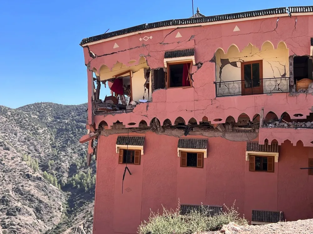 Một tòa nhà bị hư hại ở TP Marrakech (Morocco) ngày 9-9. Ảnh: ANADOLU AGENCY