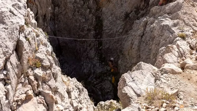 Lực lượng cứu hộ làm việc ngày 10-9 tại lối vào hang Morca (Thổ Nhĩ Kỳ) - nơi nhà thám hiểm Mỹ Mark Dickey bị kẹt. Ảnh: REUTERS Lực lượng cứu hộ làm việc ngày 10-9 tại lối vào hang Morca (Thổ Nhĩ Kỳ) - nơi nhà thám hiểm Mỹ Mark Dickey bị kẹt. Ảnh: REUTERS