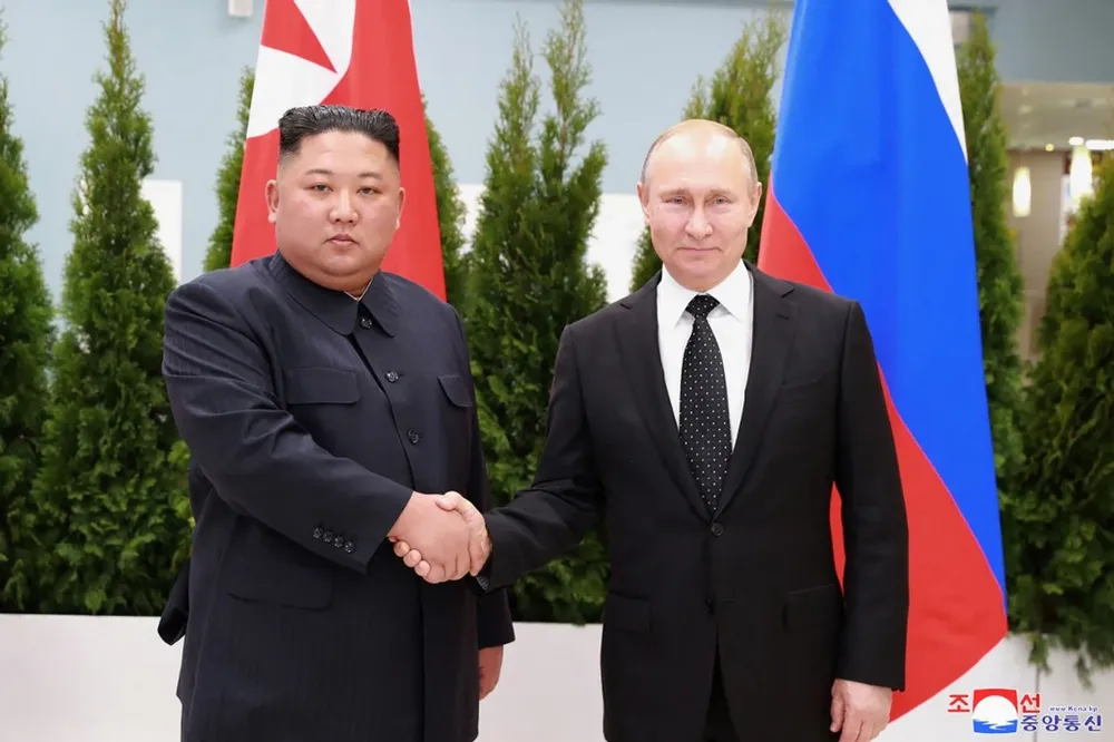 Tổng thống Nga Vladimir Putin (phải) và lãnh đạo Triều Tiên Kim Jong Un trong cuộc gặp ở TP Vladivostok (Nga) ngày 25-4-2019. Ảnh: KCNA