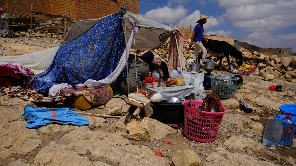 Người dân trú trong lều sau trận động đất ở Morocco. Ảnh: SKY NEWS