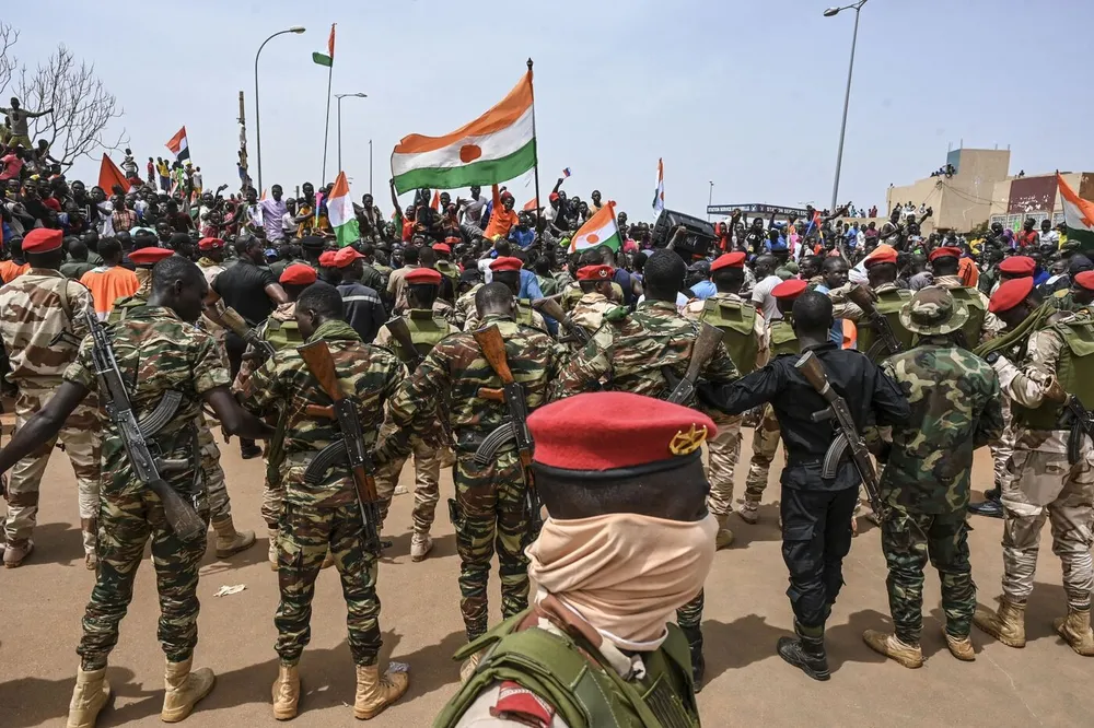 Người dân Niger biểu tình phản đối Pháp bên ngoài căn cứ không quân Pháp ở thủ đô Niamey (Niger) ngày 2-9. Ảnh: AFP Người dân Niger biểu tình phản đối Pháp bên ngoài căn cứ không quân Pháp ở thủ đô Niamey (Niger) ngày 2-9. Ảnh: AFP