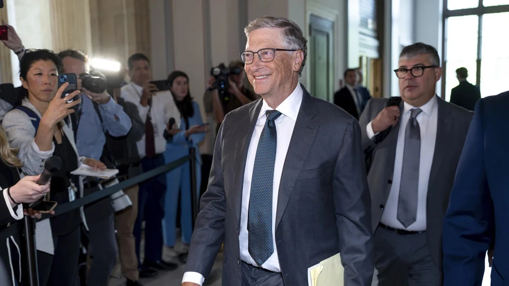 Chủ tịch Microsoft - tỉ phú Bill Gates dự "Diễn đàn chuyên sâu về AI" do Thượng viện Mỹ tổ chức ngày 13-9. Ảnh: AP Chủ tịch Microsoft - tỉ phú Bill Gates dự "Diễn đàn chuyên sâu về AI" do Thượng viện Mỹ tổ chức ngày 13-9. Ảnh: AP