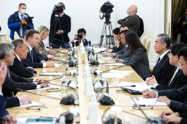 Ngoại trưởng Nga Sergey Lavrov (thứ 2 bên trái) hội đàm với Bộ trưởng Ngoại giao Trung Quốc Vương Nghị (thứ 3 bên phải) tại thủ đô Moscow (Nga) ngày 18-9. Ảnh: AP 2.jpg