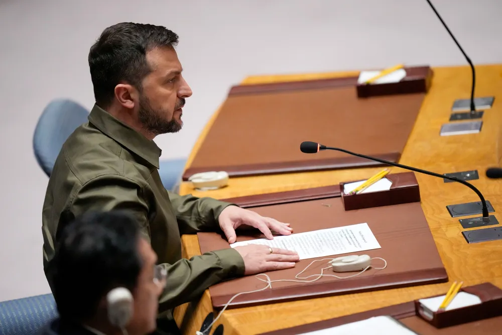 Tổng thống Ukraine Volodymyr Zelensky phát biểu trong cuộc họp cấp cao của HĐBA LHQ về tình hình Ukraine ngày 20-9 tại trụ sở LHQ, TP New York (Mỹ). Ảnh: AP Ông Zelensky lần đầu phát biểu tại HĐBA, không chạm mặt ông Lavrov