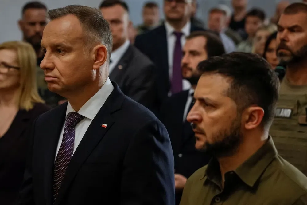 Tổng thống Ukraine Volodymyr Zelenskiy (phải) và Tổng thống Ba Lan Andrzej Duda tại TP Lutsk, Ukraine ngày 9-7. Ảnh: REUTERS Thủ tướng Ba Lan nhắn ông Zelensky: Đừng xúc phạm người Ba Lan lần nữa
