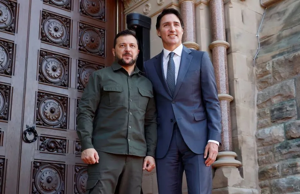 Tổng thống Ukraine Volodymyr Zelensky (trái) gặp Thủ tướng Canada Justin Trudeau tại thủ đô Ottawa (Canada) ngày 22-9. Ảnh: REUTERS Nóng Nga-Ukraine