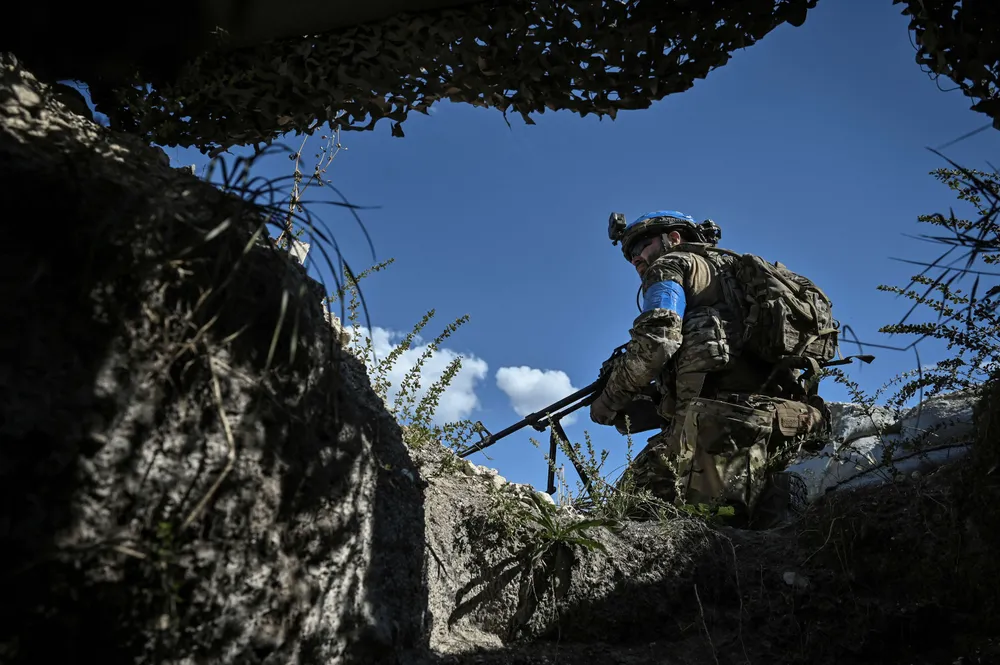 Binh sĩ Ukraine thực hiện nhiệm vụ trinh sát gần TP Bakhmut, tỉnh Donetsk, miền đông Ukraine ngày 7-9. Ảnh: REUTERS Binh sĩ Ukraine thực hiện nhiệm vụ trinh sát gần TP Bakhmut