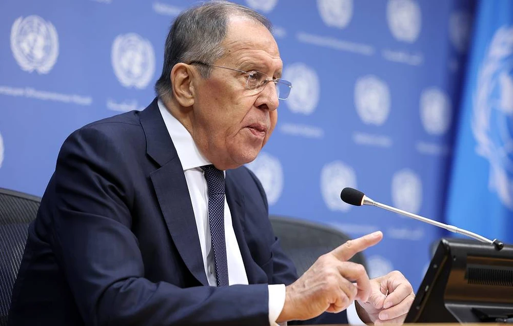 Ngoại trưởng Nga Sergey Lavrov tổ chức họp báo bên lề kỳ họp thứ 78 của Đại hội đồng Liên Hợp Quốc ở TP New York (Mỹ) ngày 13-9. Ảnh: TASS Ông Lavrov: Nga sẵn sàng đàm phán nhưng không có thỏa thuận ngừng bắn