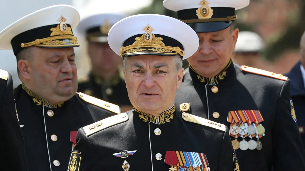 Chỉ huy Lực lượng Hải quân Biển Đen của Nga - Đô đốc Viktor Sokolov (giữa). Ảnh: REUTERS Ukraine: Chỉ huy Hạm đội Biển Đen Nga thiệt mạng